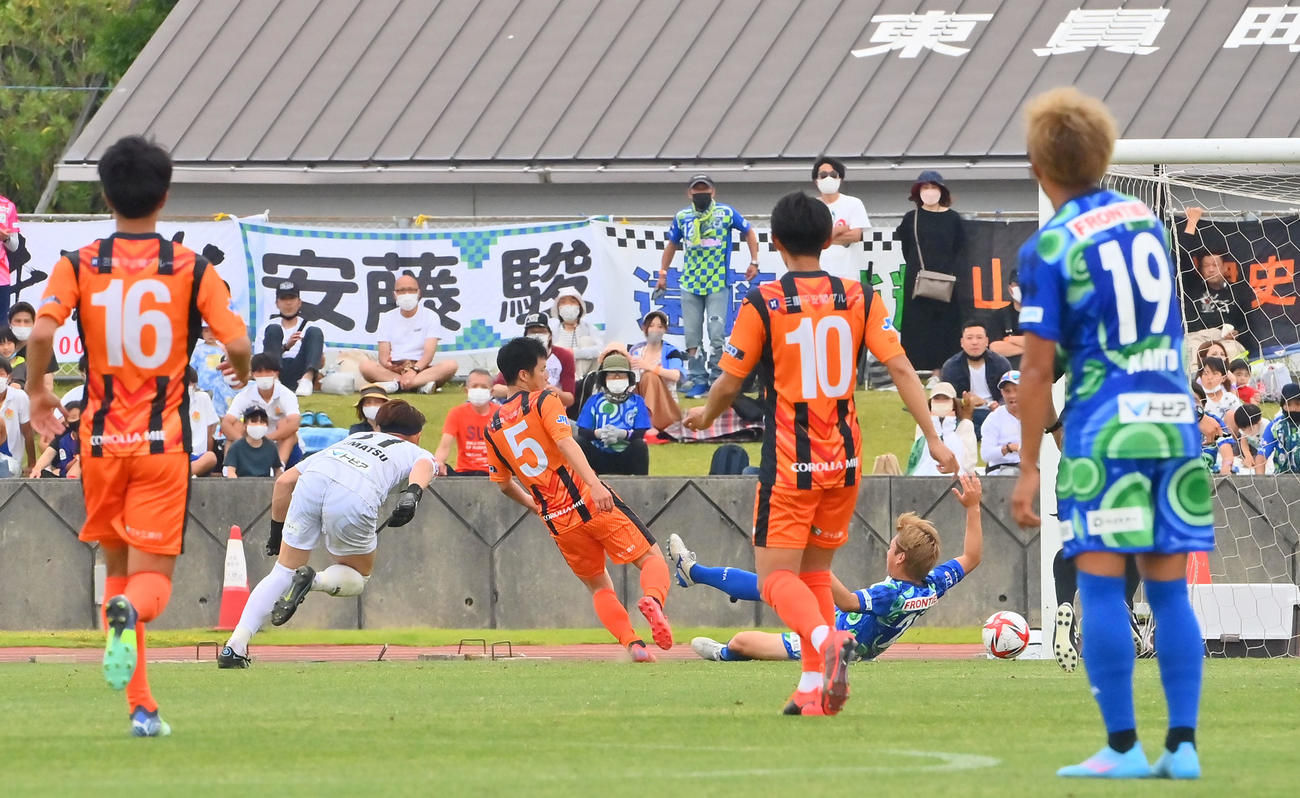 三重対鈴鹿　後半、チーム3点目のゴールを決める三重菅野（5）（撮影・和賀正仁）