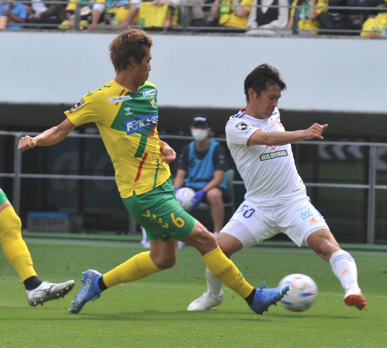 ゴール前で千葉・新井（左）と競り合う仙台FW遠藤