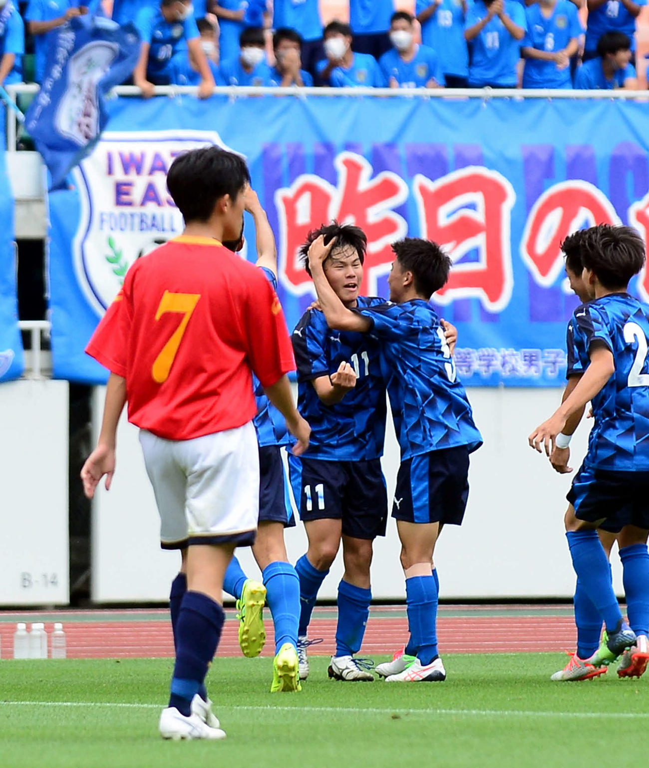 後半31分、追加点を決めガッツポーズの磐田東・徳増（中央）