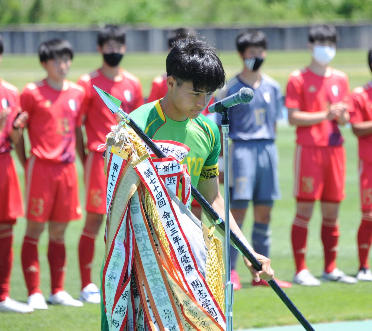 優勝旗を受け取る帝京長岡・桑原主将
