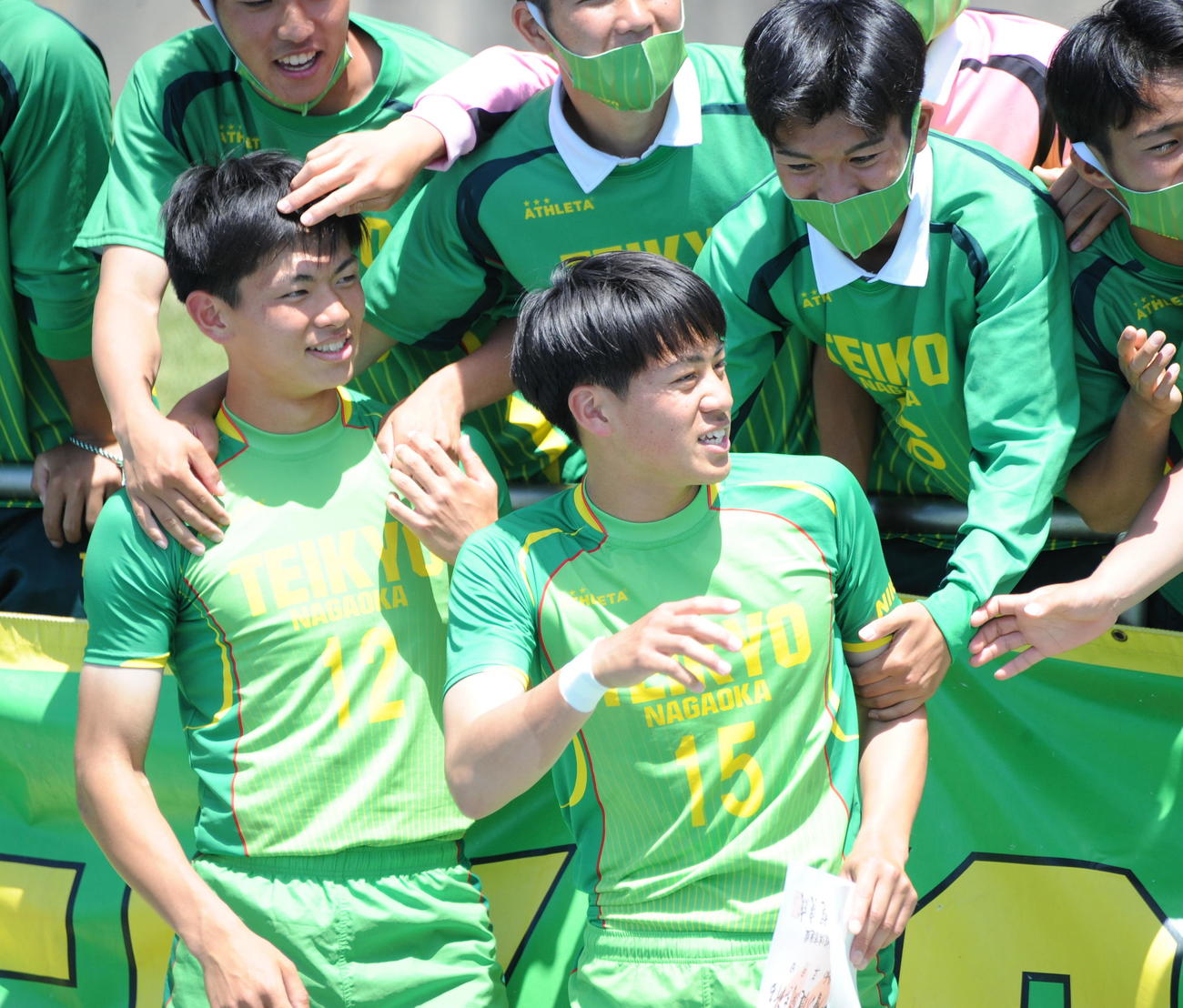 試合後、チームメートから祝福される決勝点の森（手前右）