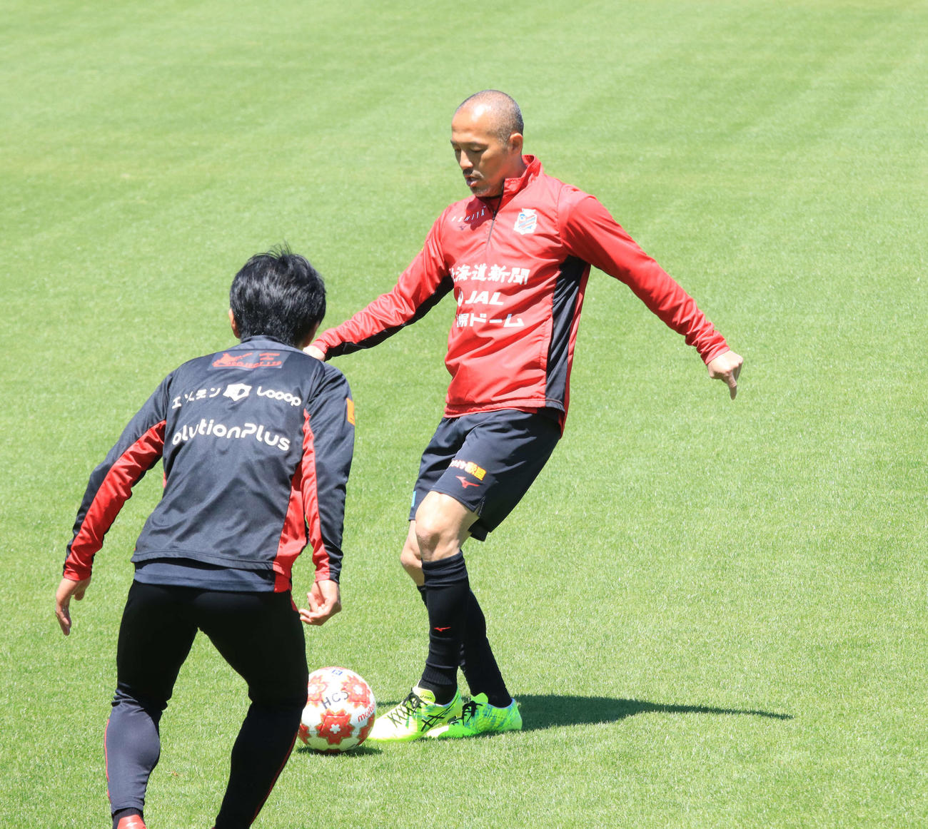 天皇杯2回戦桐蔭横浜戦に向けた前日練習に参加する札幌小野（右）（撮影・保坂果那）