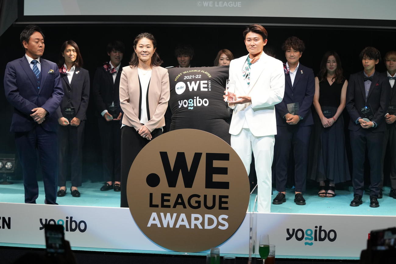 初代MVPを受賞したINAC神戸のGK山下（中央右）（C）WEリーグ