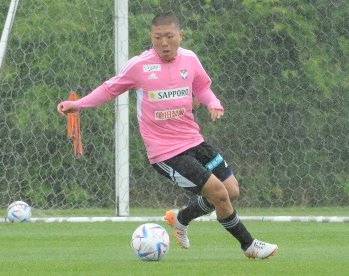ドリブルする小見（7日撮影）