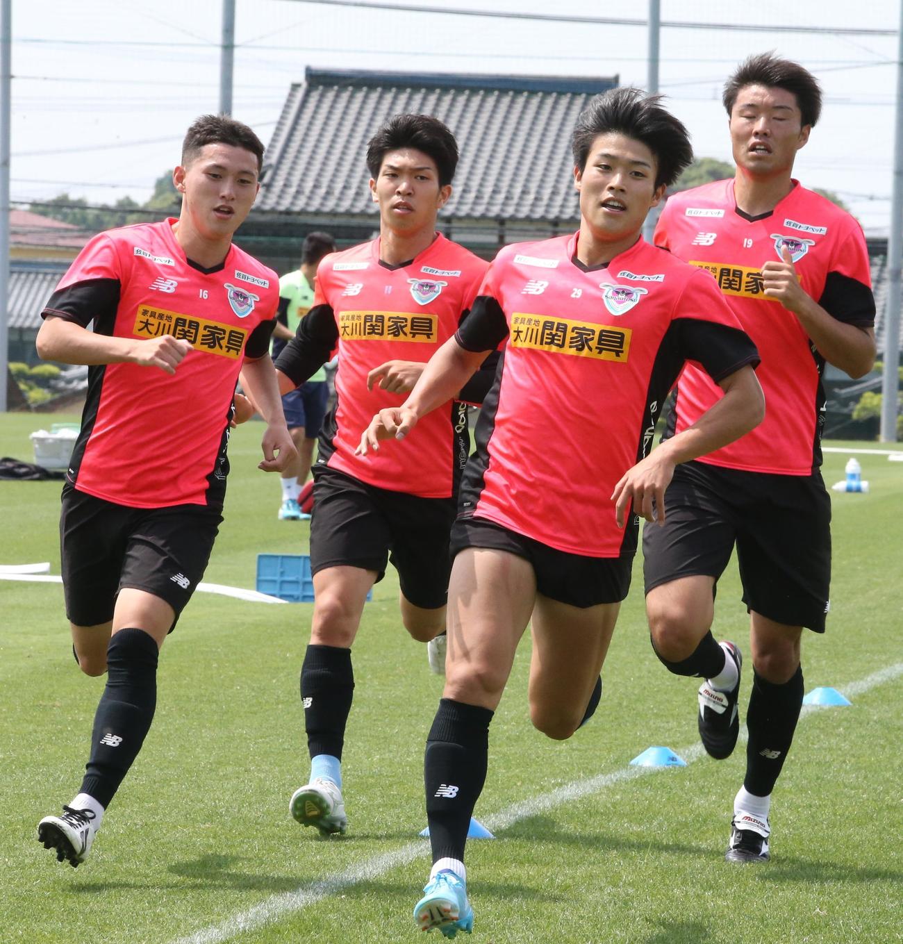 ランニングメニューをこなす鳥栖の選手たち（撮影・菊川光一）
