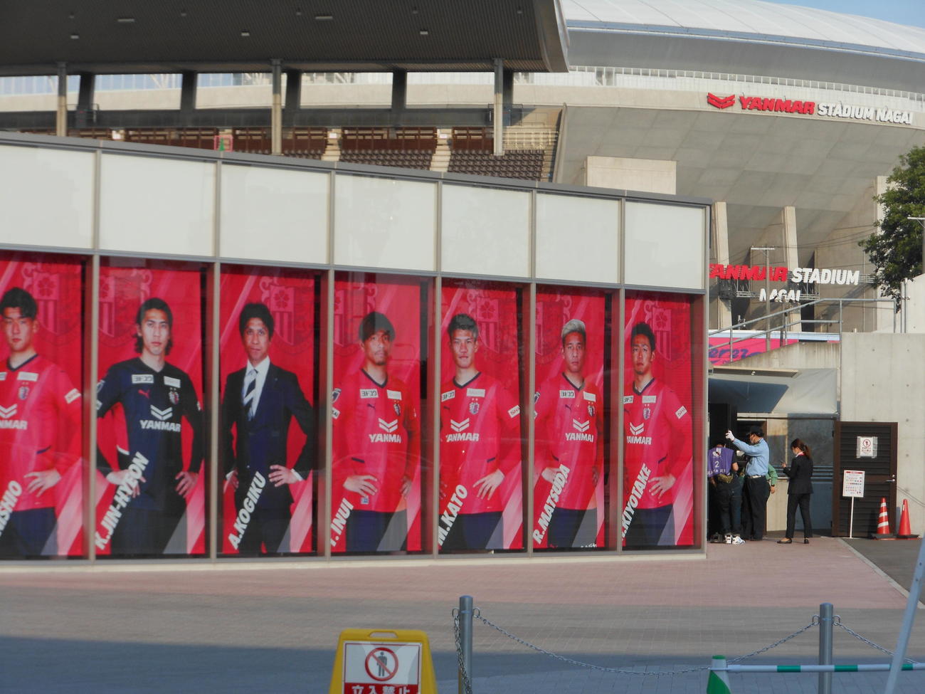 C大阪の本拠地ヨドコウ桜スタジアムの玄関には乾の巨大写真（右から4人目）が掲出