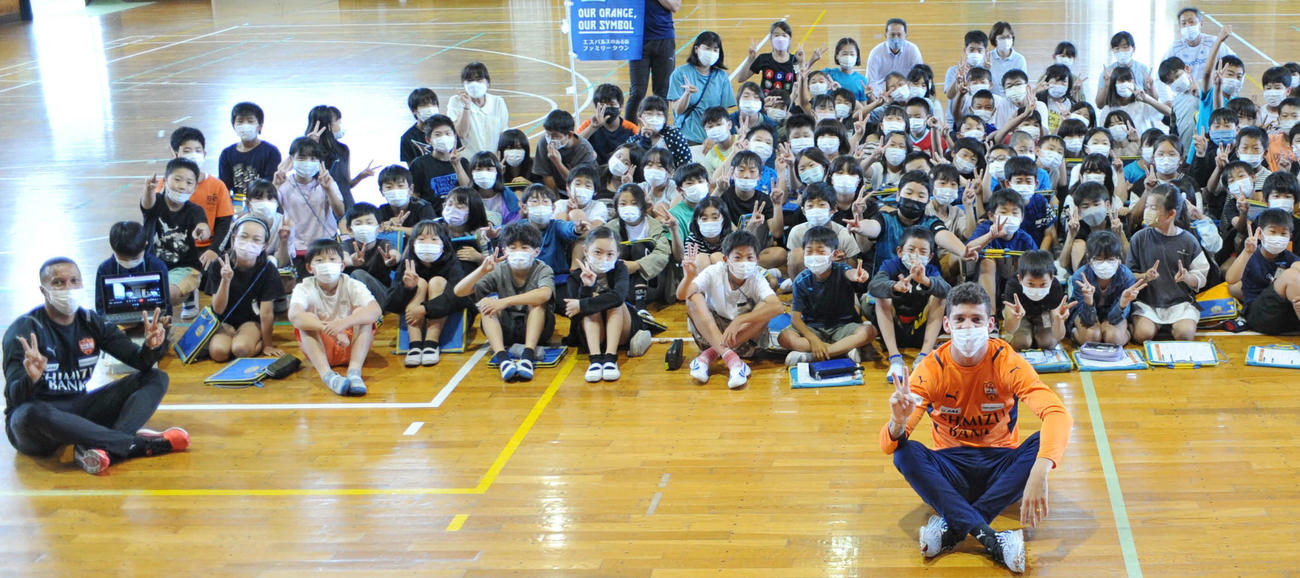 清水のホナウド（手前右）と集合写真に納まる富士宮富丘小の児童たち