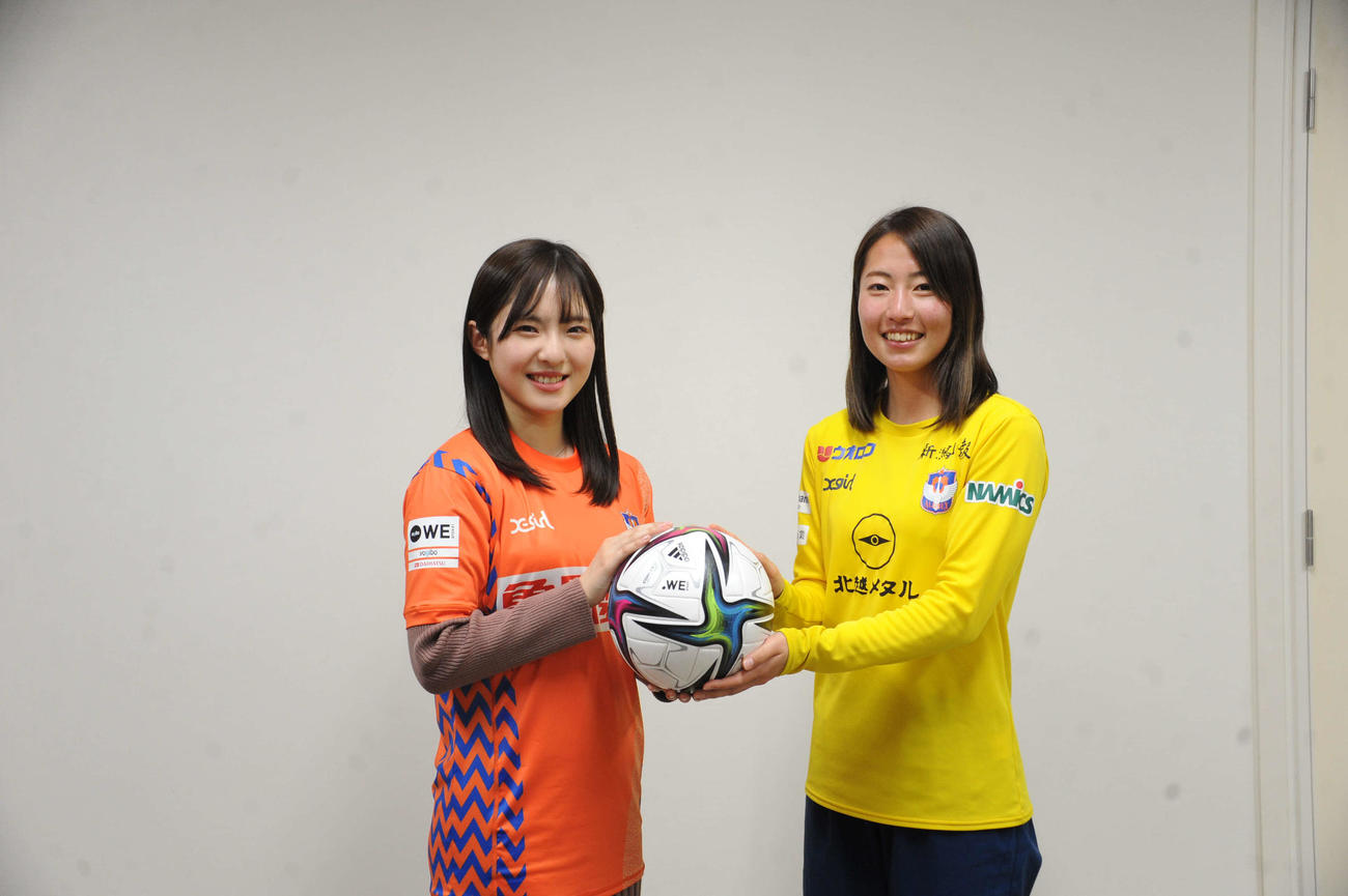 2月25日、アルビレッジで対談した大塚（左）と千野さん