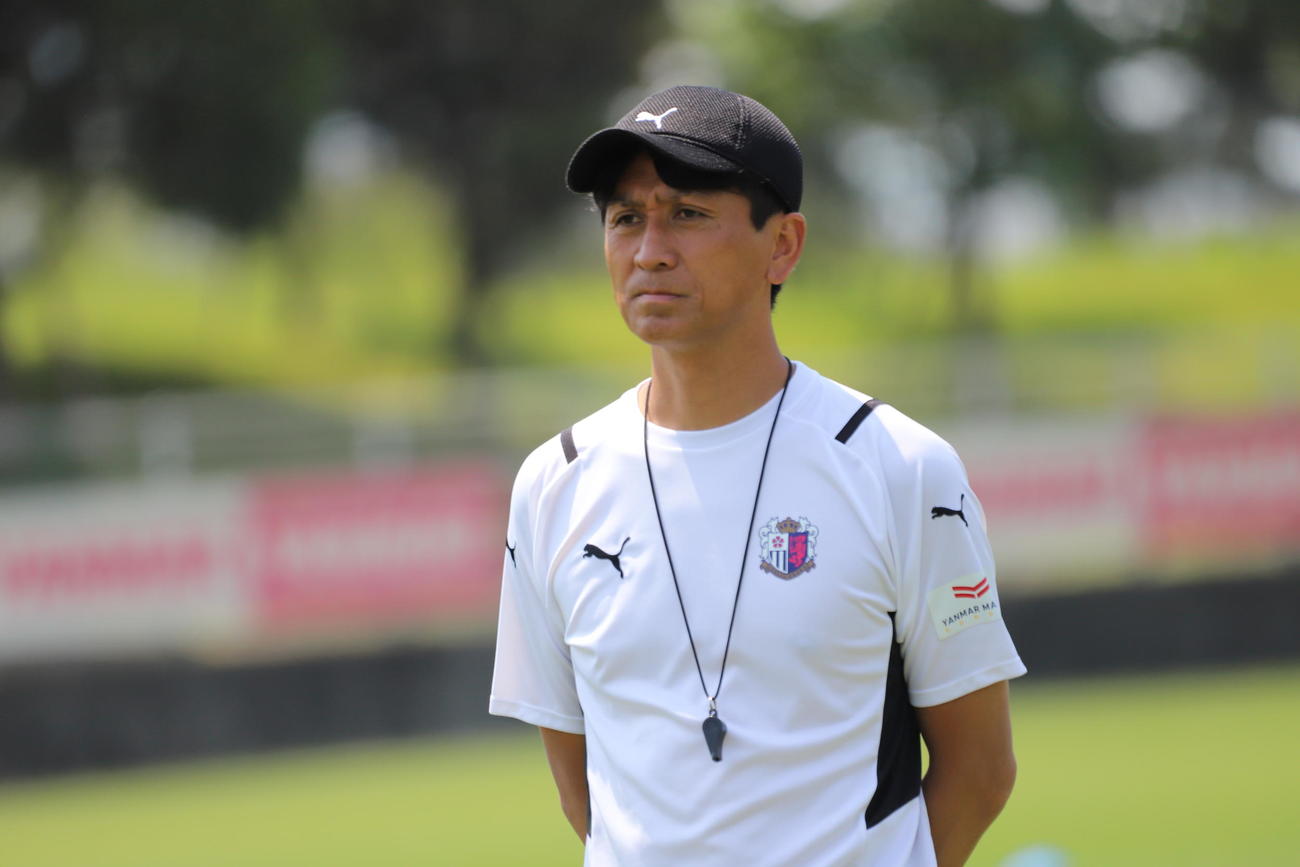 湘南戦に向けて練習を指揮するC大阪小菊監督（C）CEREZO OSAKA