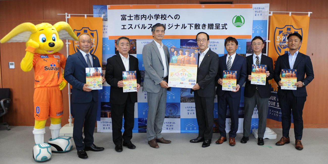 関係者と記念撮影に納まる小長井富士市長（中央右）と清水の山室社長（同左）　　