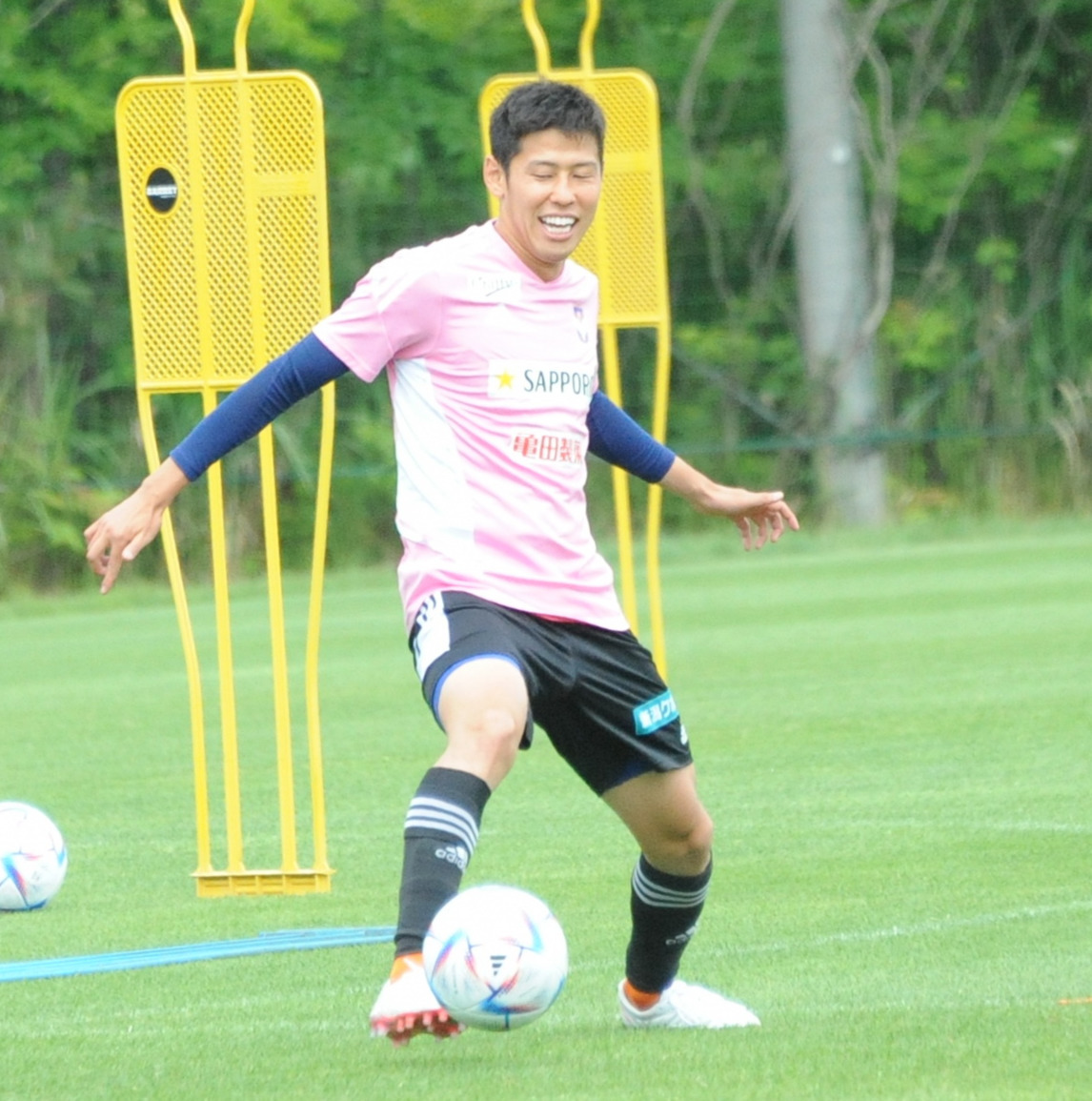 大分戦の前日練習でパスを出す谷口