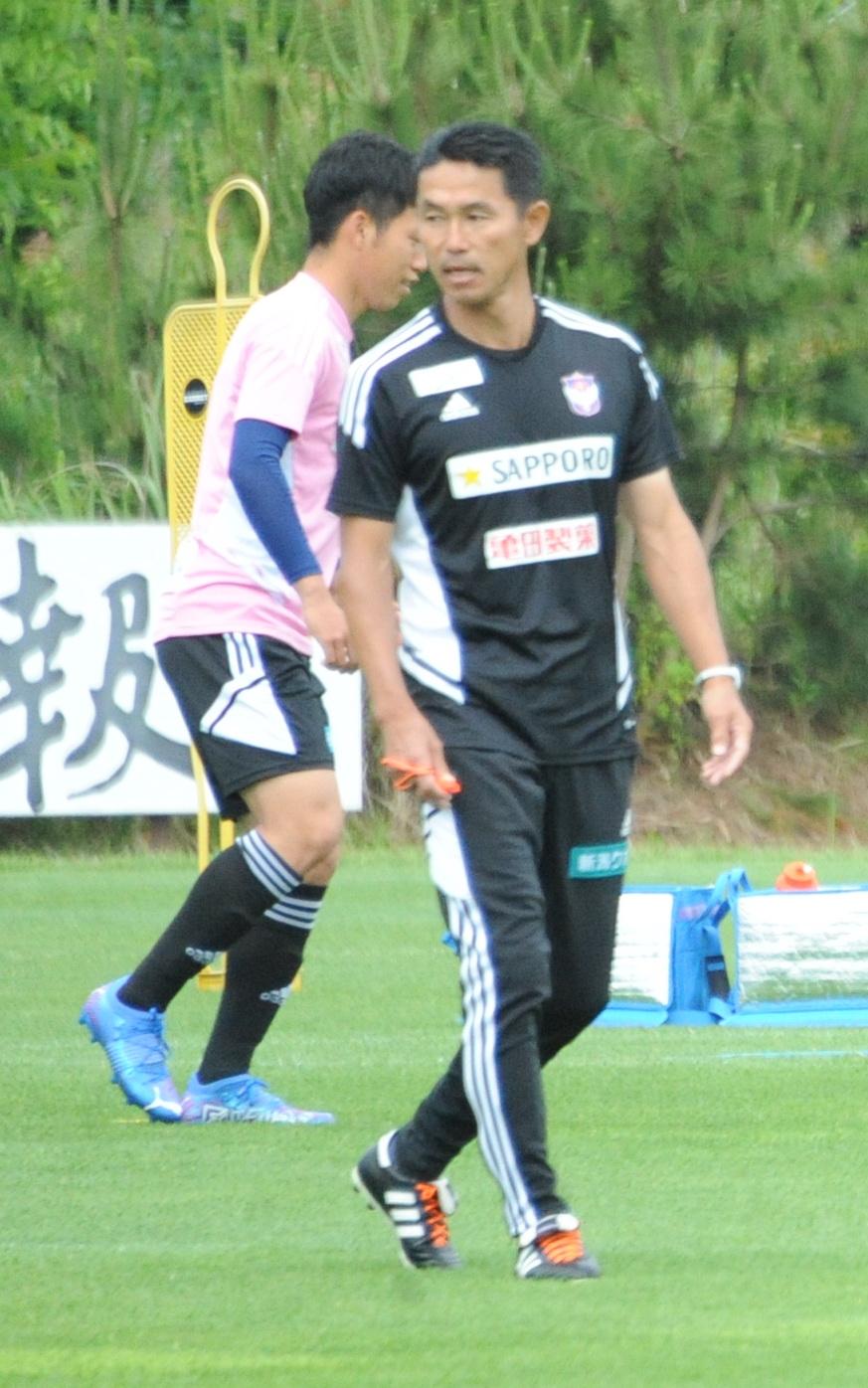大分戦の前日練習で選手の動きをチェックする松橋監督