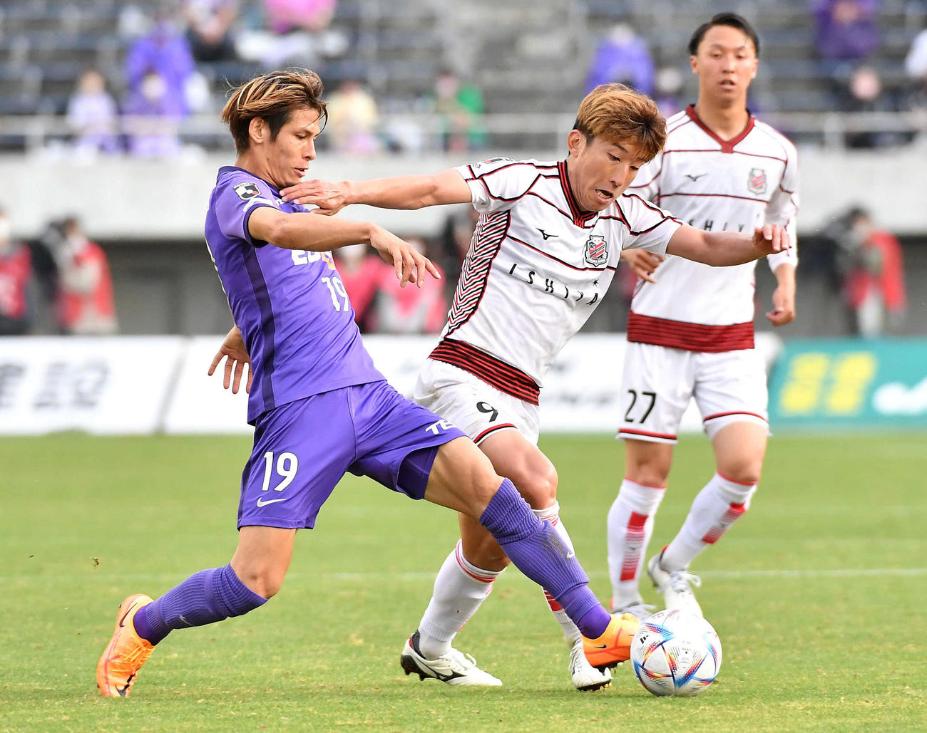 広島対札幌　後半、広島佐々木（左）と競り合う札幌金子（撮影・岩下翔太）