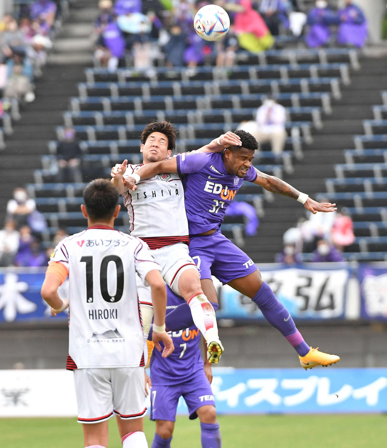 広島対札幌　前半、広島ジュニオール・サントス（右）と空中で競り合う札幌深井（撮影・岩下翔太）