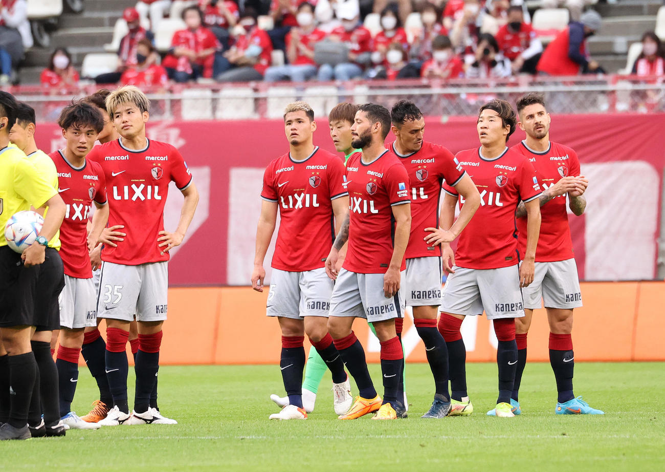 鹿島対福岡　決勝トーナメント進出を逃し、悔しそうな表情を見せる鹿島の選手たち（撮影・鈴木正人）