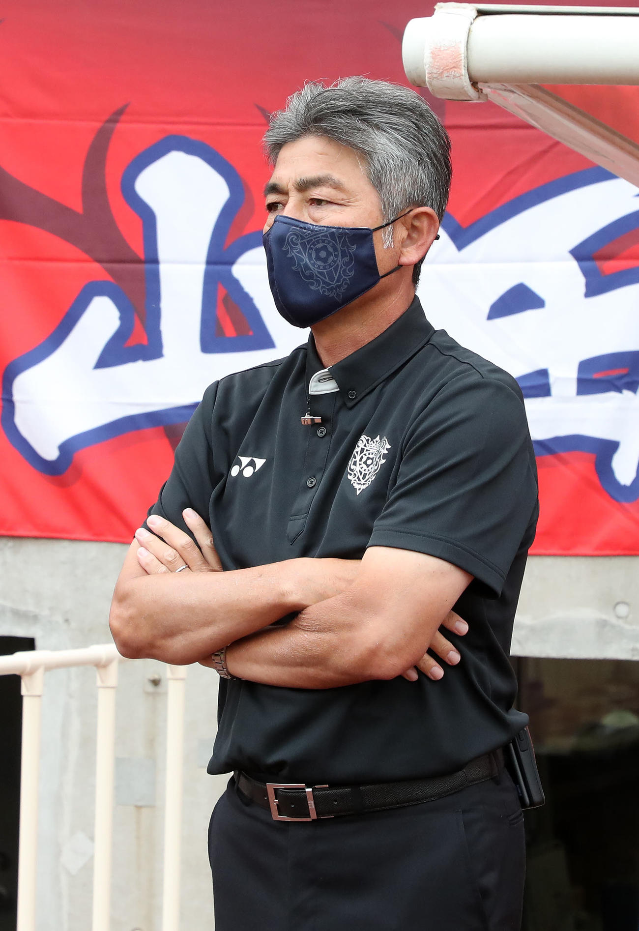 鹿島対福岡　試合前、ピッチを見つめる福岡長谷部監督（撮影・鈴木正人）