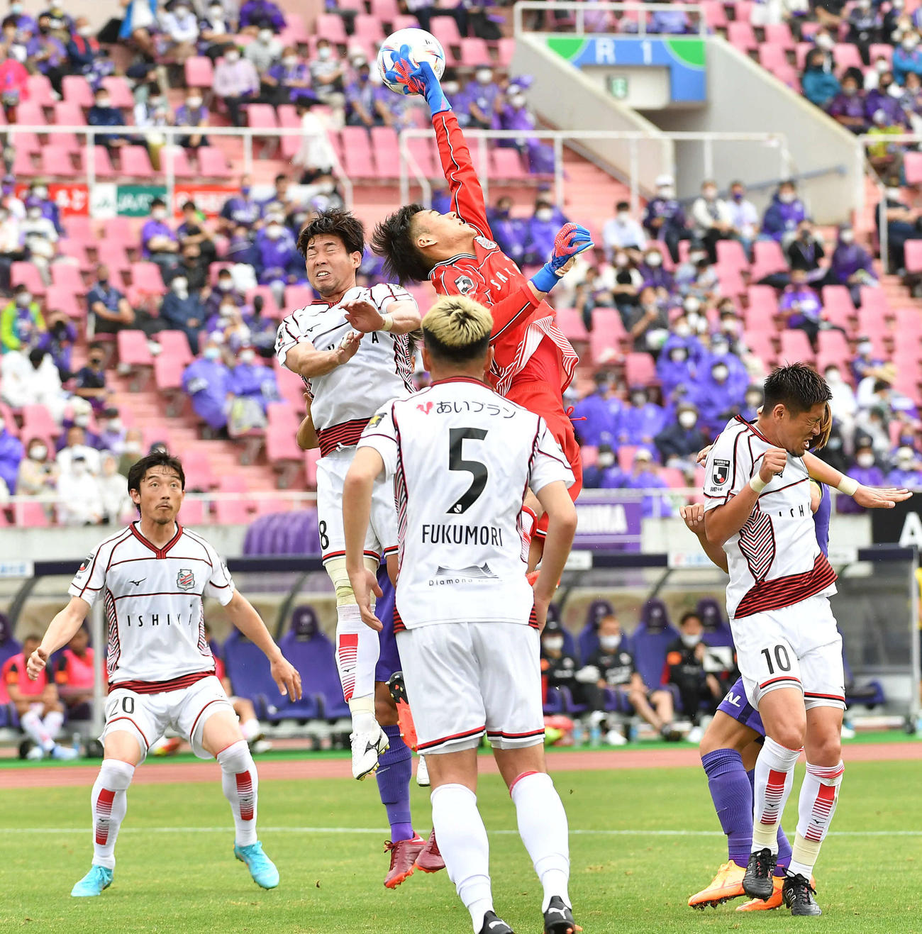 広島対札幌　前半、ゴールを死守する札幌GK中野（撮影・岩下翔太）