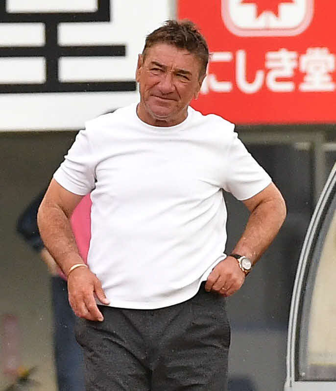 広島対札幌　後半、広島満田に同点ゴールを決められ、厳しい表情を見せる札幌ペトロビッチ監督（撮影・岩下翔太）