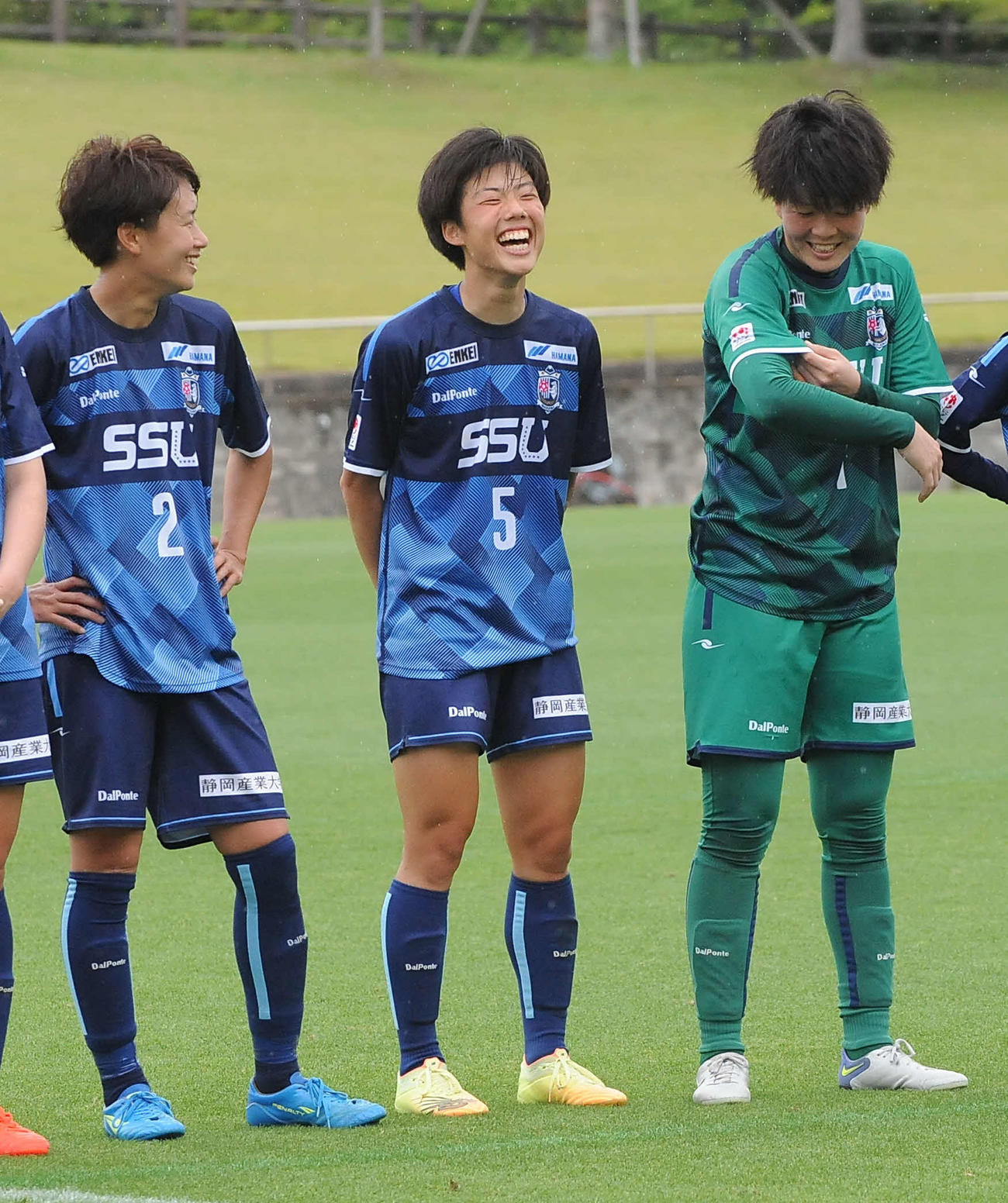 試合後の整列で笑顔を見せる静岡SSUボニータの原海（中央）