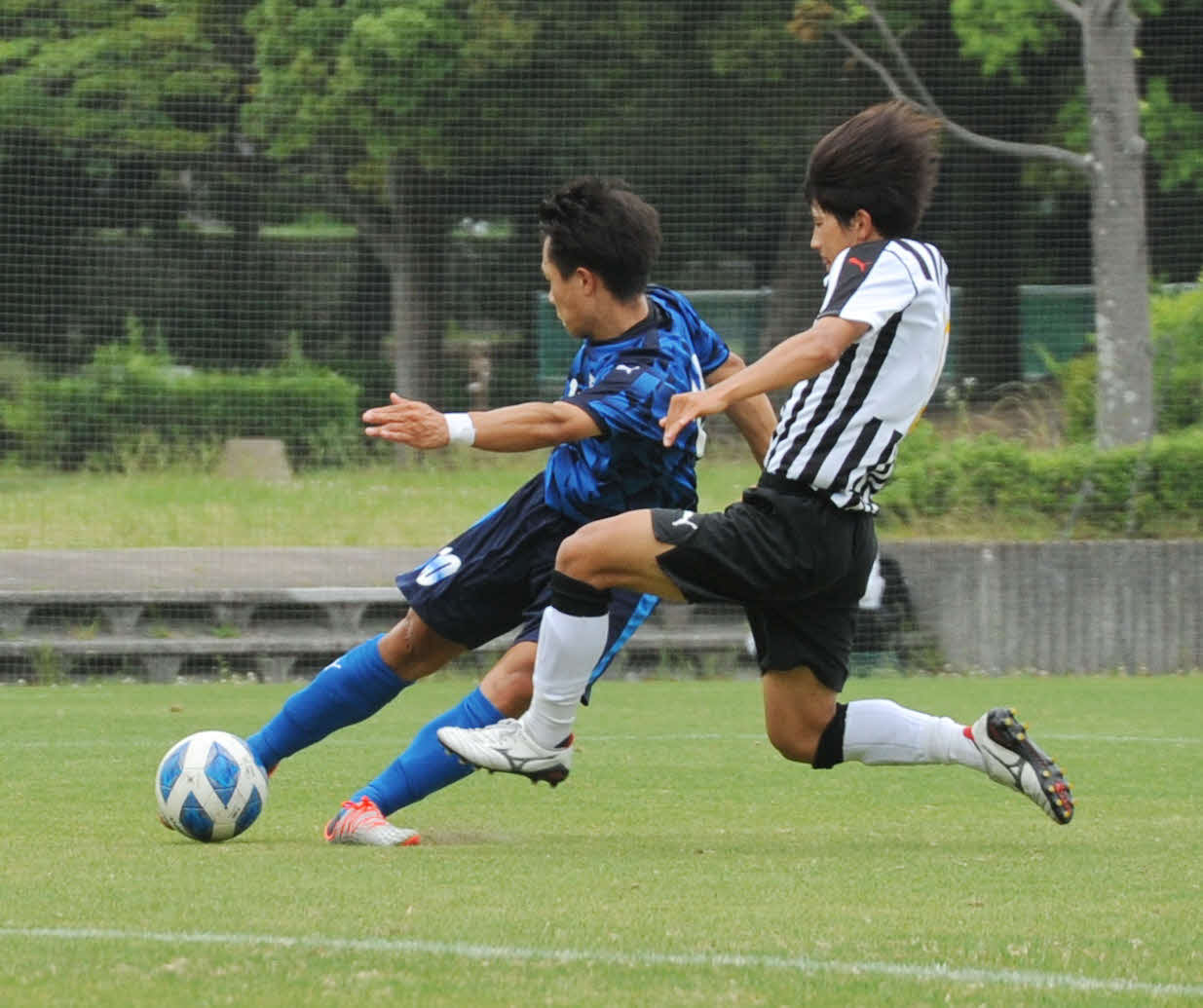 チーム3得点目を挙げる磐田東の谷野（左）