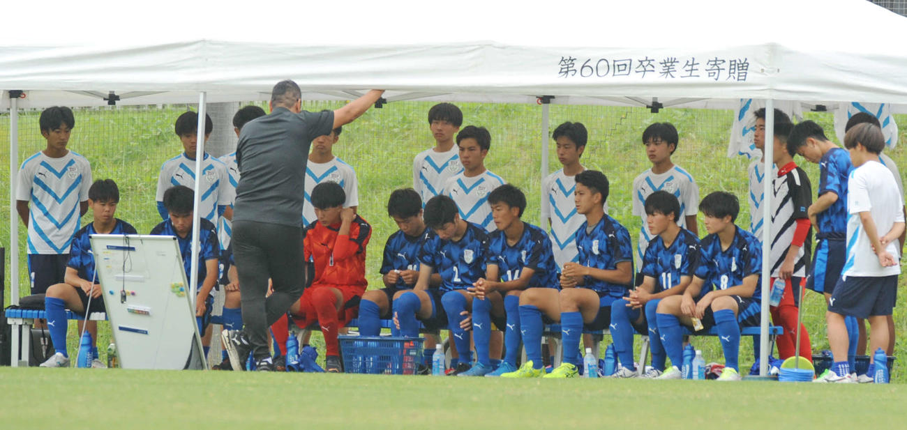 試合前のミーティングをする磐田東イレブン