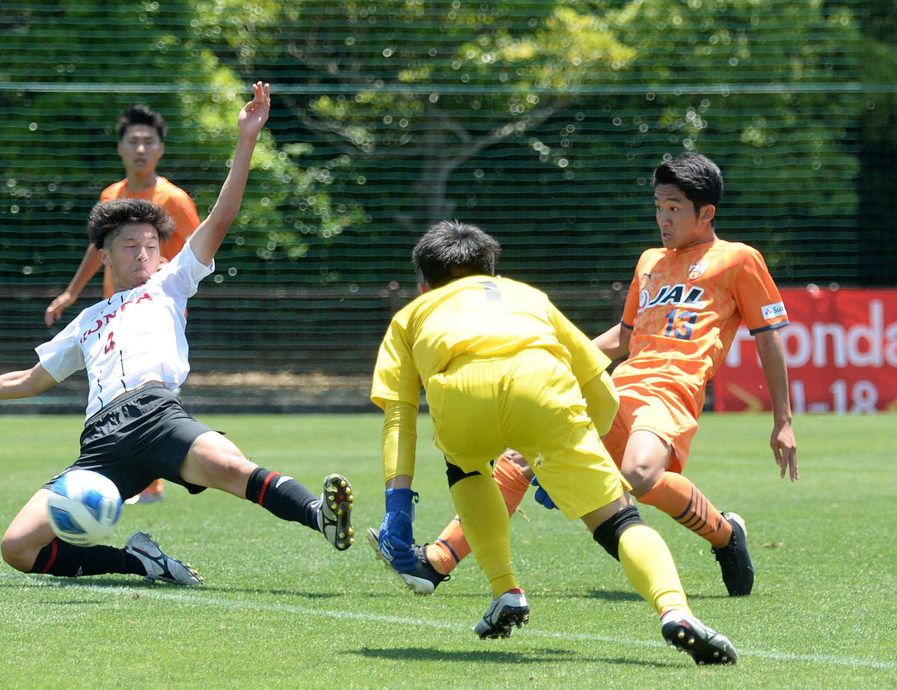 右足でチーム3点目を決める清水ユースMF加藤（右端）