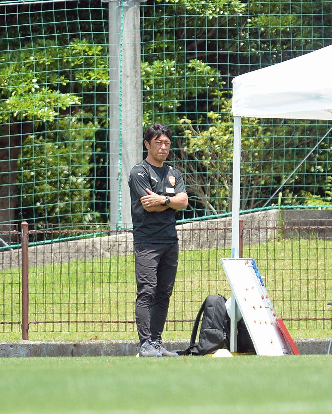ベンチ前から戦況を見つめる清水ユースの沢登監督