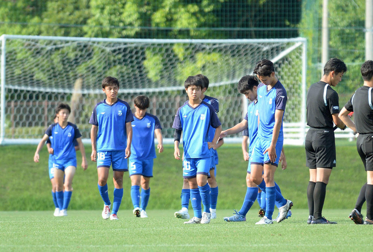 試合に敗れ、肩を落とす沼津U－18の選手たち
