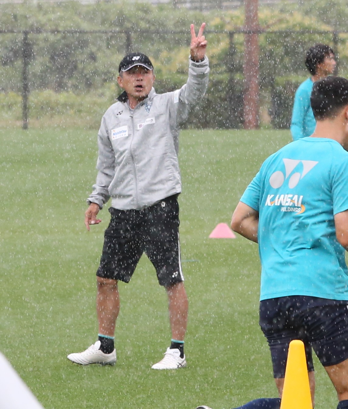 雨が降る中、精力的に指導する福岡長谷部茂利監督（撮影・菊川光一）