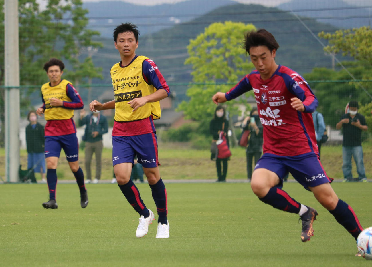 J2岡山の練習に参加し、大勢のサポーターが見守る中でミニゲームをこなす乾貴士（中央）（撮影・益子浩一）