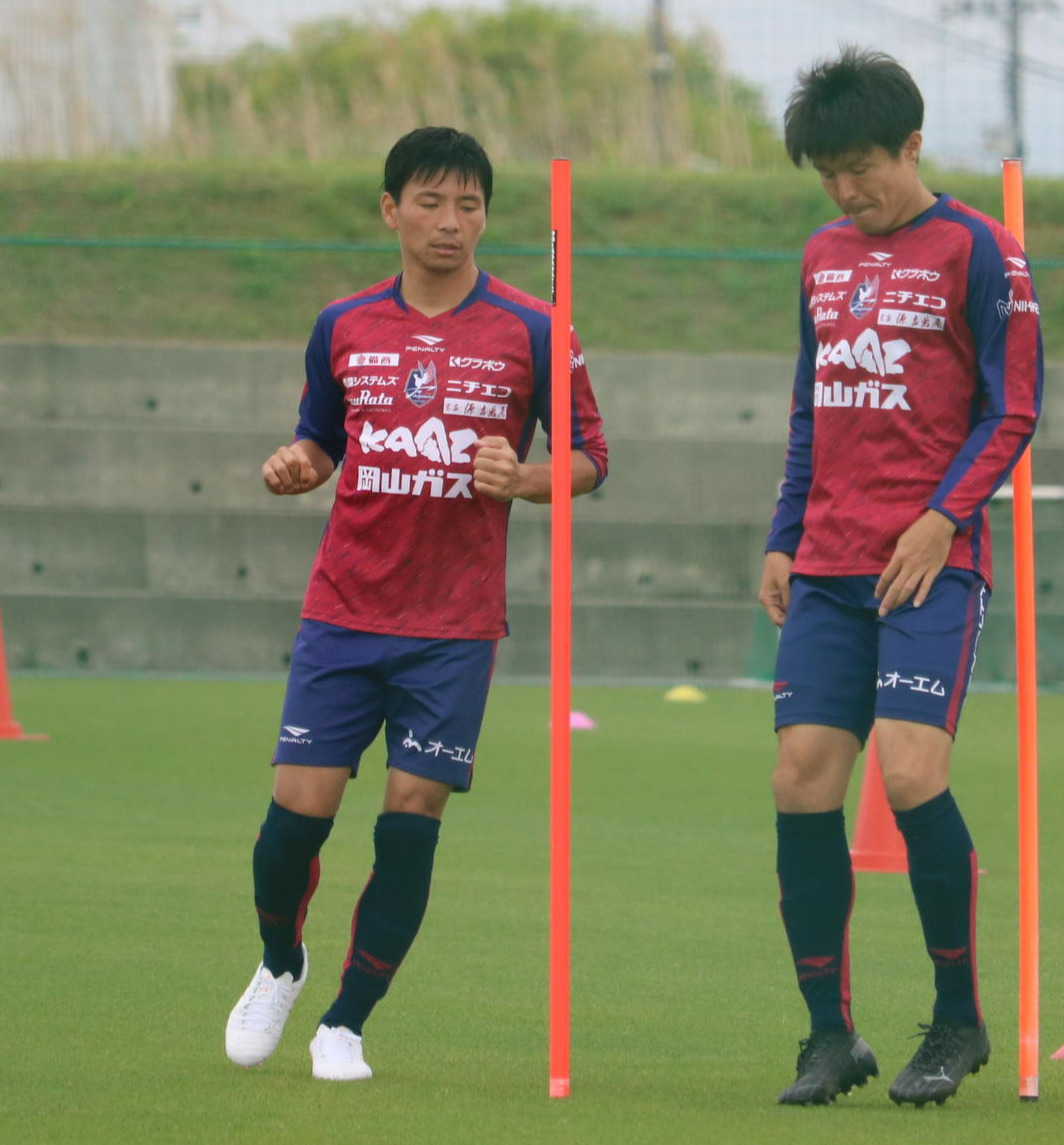 J2岡山の練習に参加した乾貴士（左）（撮影・益子浩一）