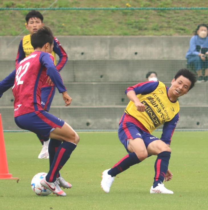 J2岡山の練習に参加し、ミニゲームをこなす乾貴士（右）（撮影・益子浩一）