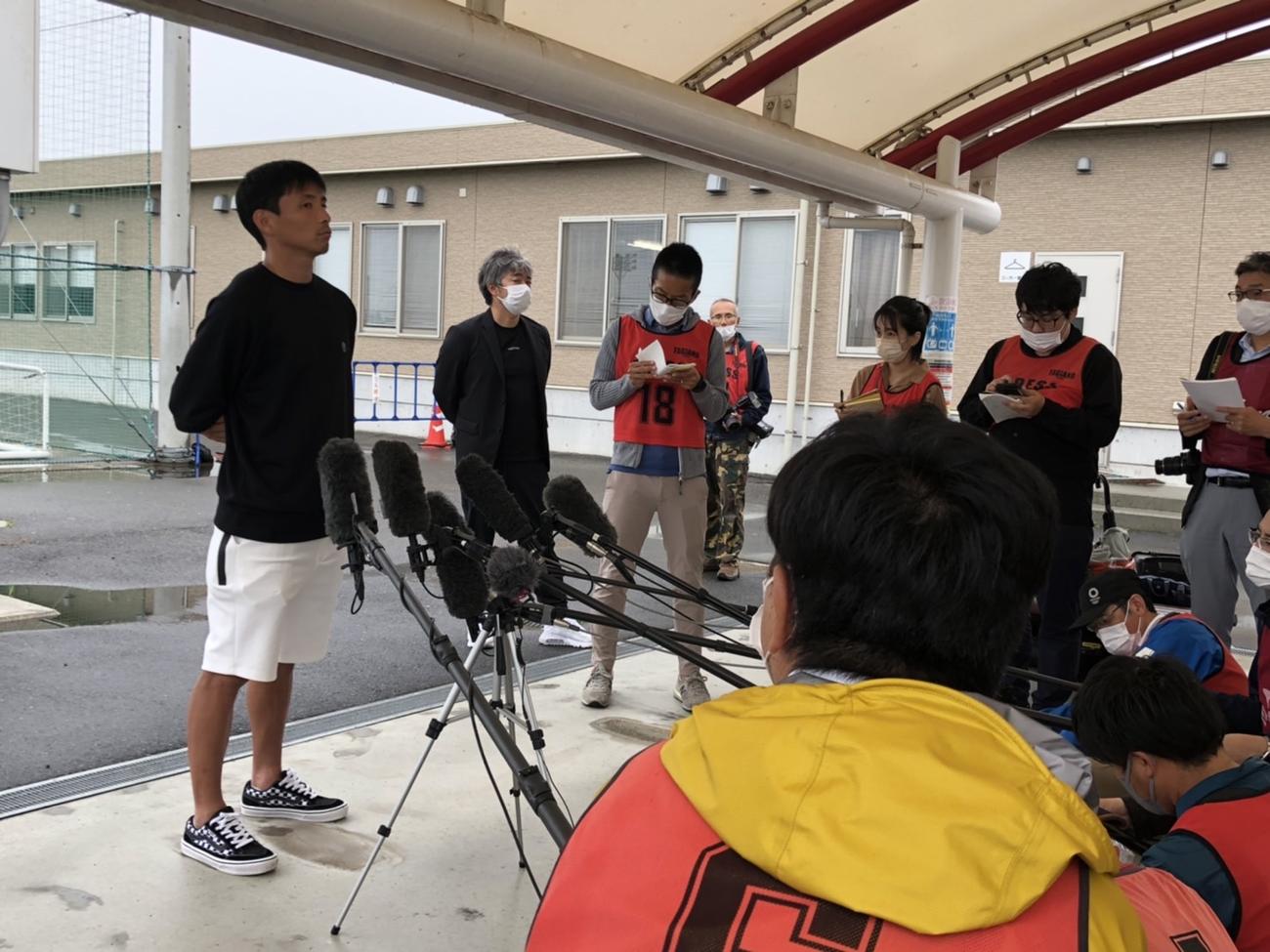 J2岡山での練習参加後に報道陣の取材に応じる乾貴士（撮影・益子浩一）
