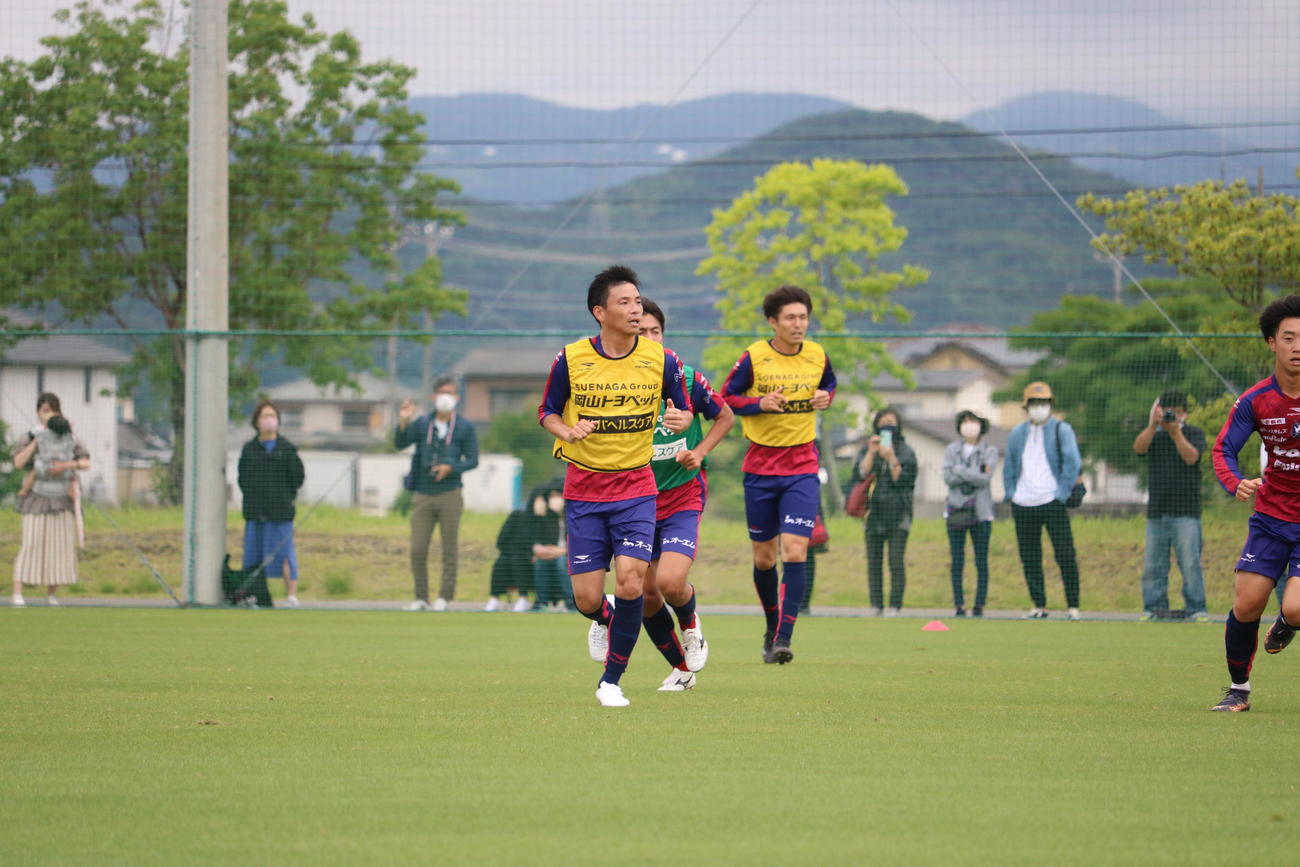 J2岡山の練習に参加し大勢のサポーターが見守る前でミニゲームをこなす乾貴士（撮影・益子浩一）2022年6月15日、岡山