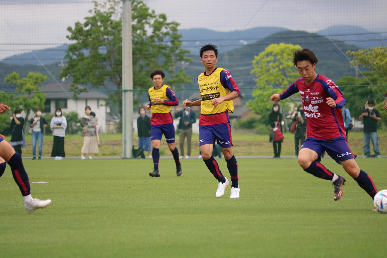 J2岡山の練習に参加し大勢のサポーターが見守る前でミニゲームをこなす乾貴士（撮影・益子浩一）