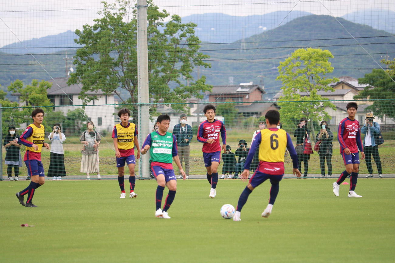 J2岡山の練習に参加し大勢のサポーターが見守る前でミニゲームをこなした乾貴士（撮影・益子浩一）