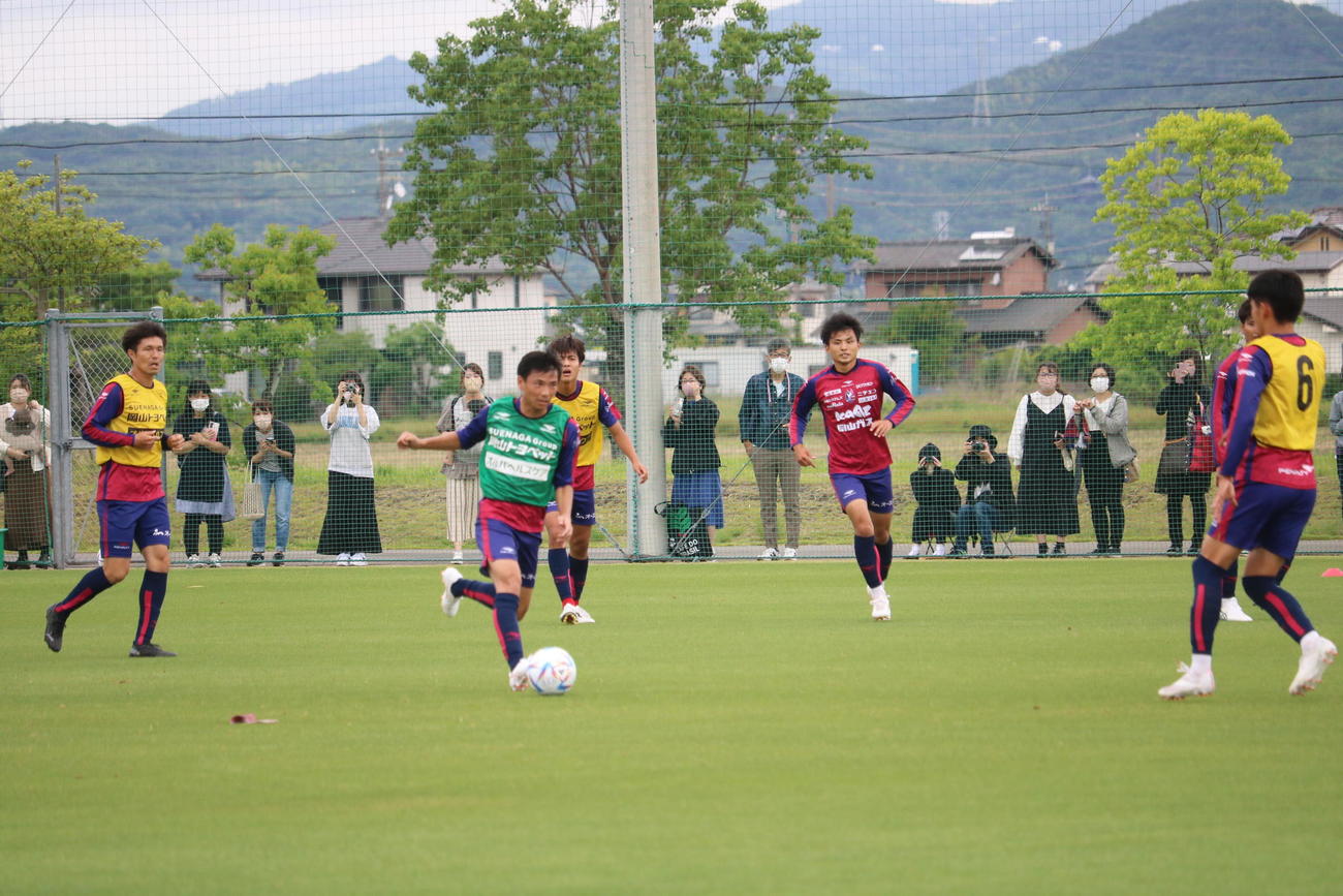 J2岡山の練習に参加し大勢のサポーターが見守る前でミニゲームをこなした乾貴士（撮影・益子浩一）