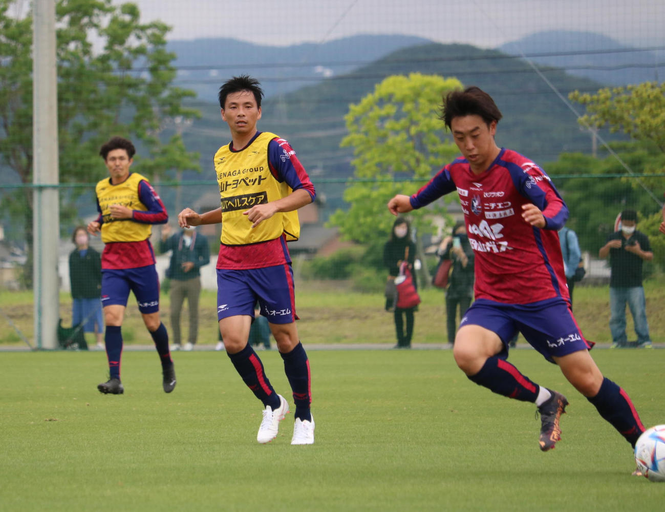 J2岡山の練習に参加し大勢のサポーターが見守る前でミニゲームをこなす乾貴士（撮影・益子浩一）