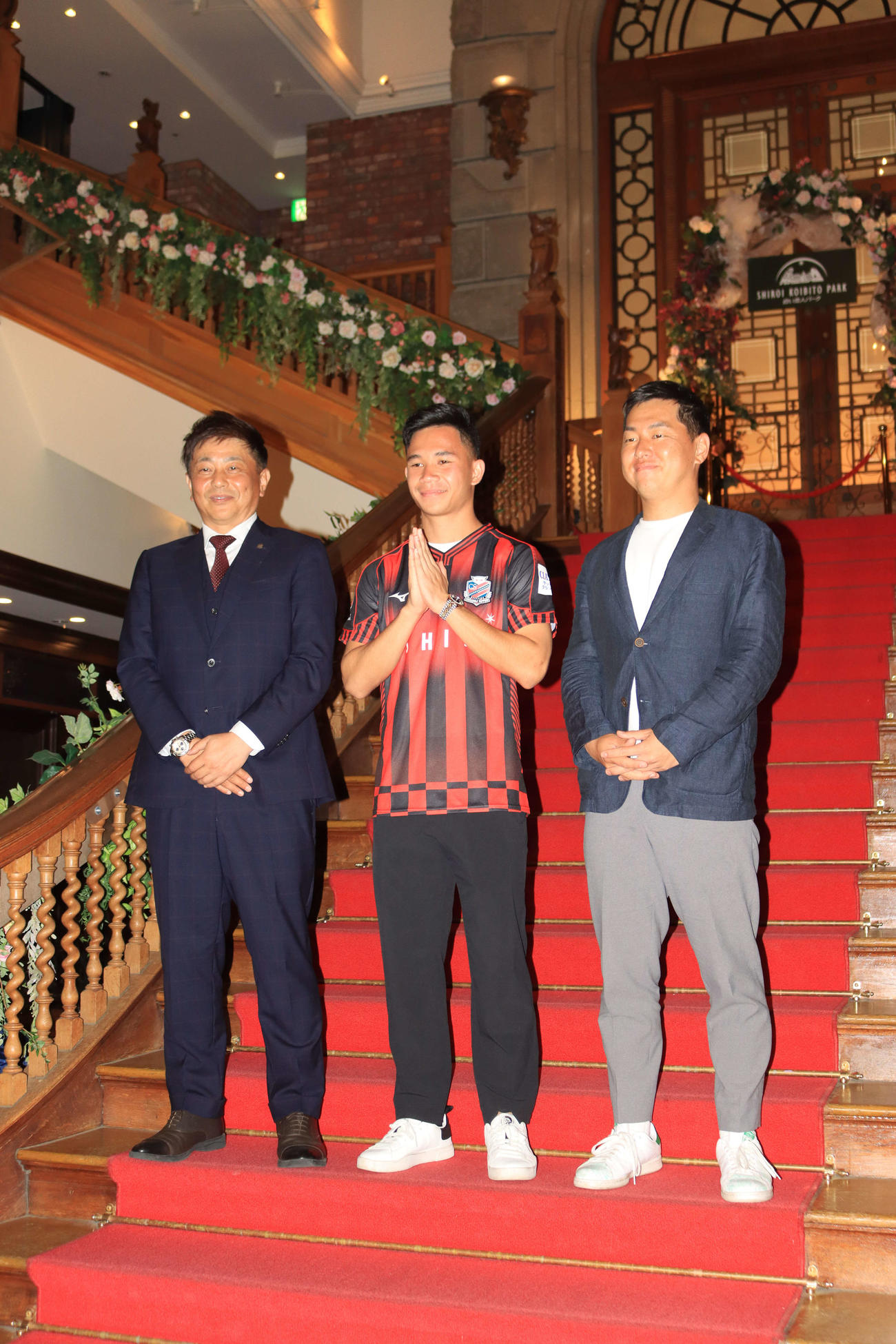 加入会見に臨んだ札幌スパチョーク（中央）。左は三上代表取締役GM、右は石屋製菓・石水社長（撮影・保坂果那）