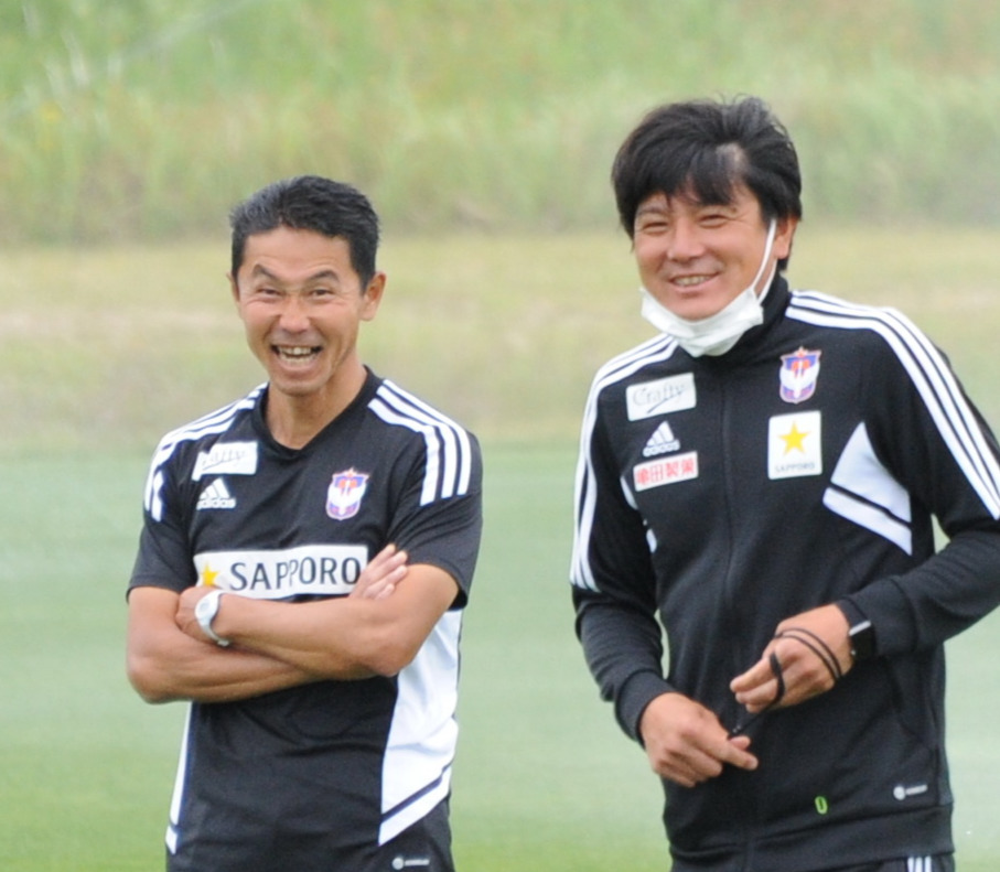 スタッフと談笑する松橋監督（左）