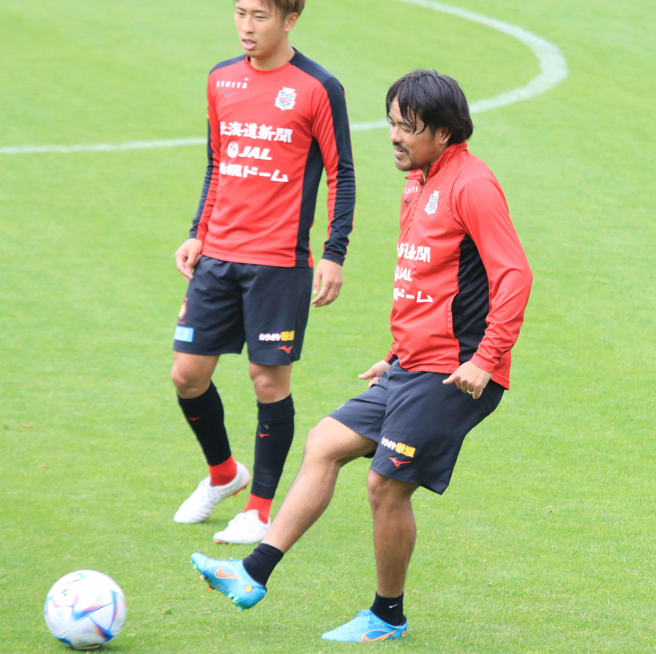 川崎F戦前日練習に参加する札幌興梠（右）（撮影・保坂果那）