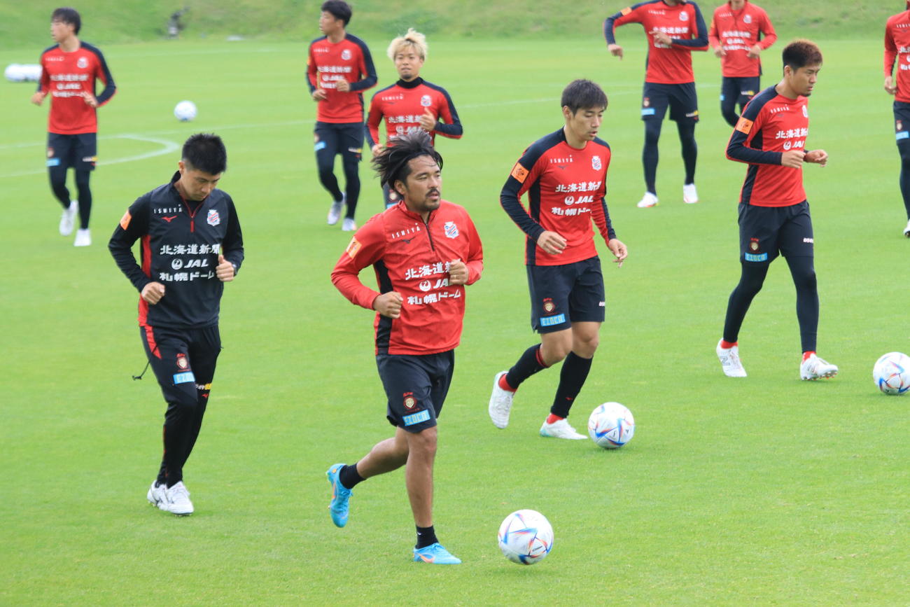 川崎F戦前日練習でジョギングする札幌興梠（手前）（撮影・保坂果那）