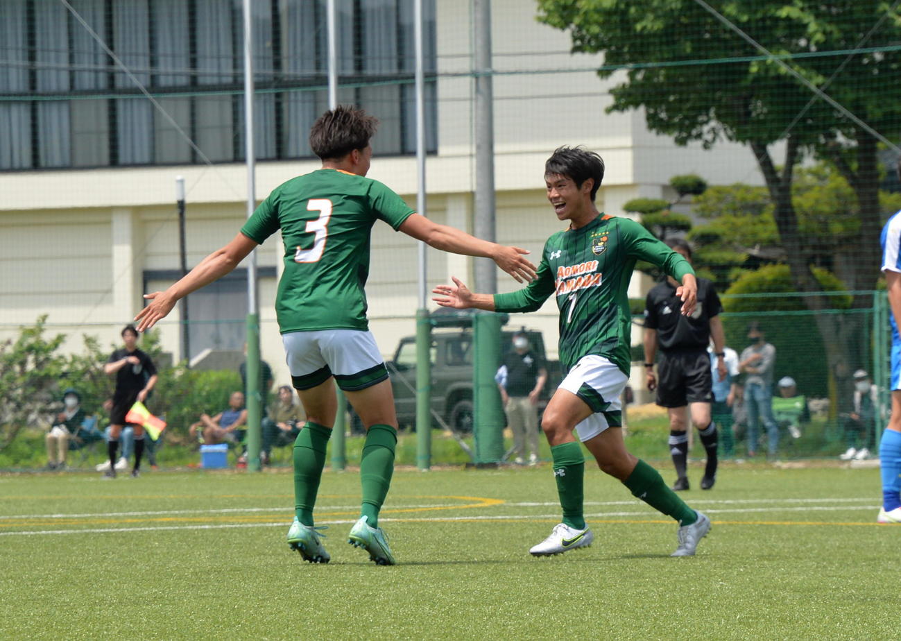 後半、勝ち越し弾を決め喜ぶMF小野（右）