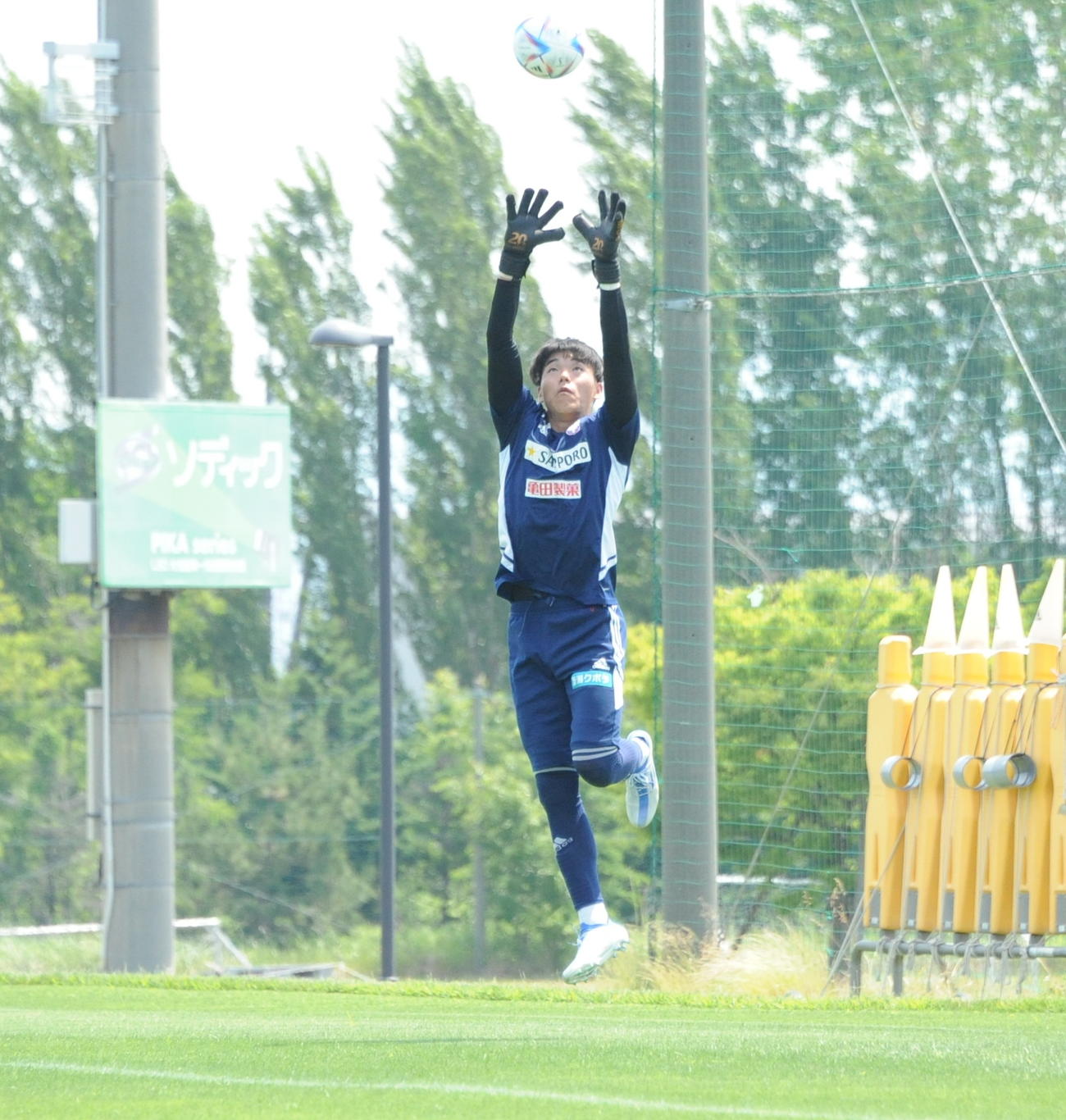 秋田戦前日のGK練習でクロスをキャッチする小島