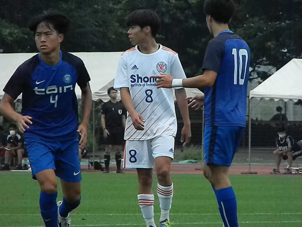 決勝点を挙げた湘南工科大付MF三觜（みつはし）真生（中央）