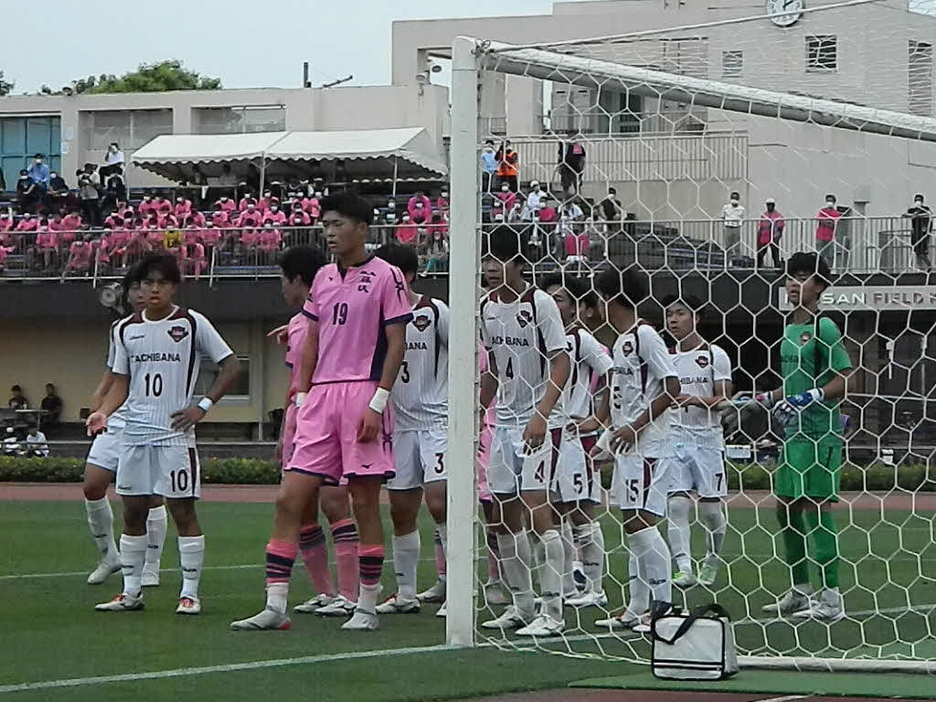 日大藤沢－橘　ゴール前で圧倒的な存在感を見せる198センチの超大型FW森重陽介（3年）