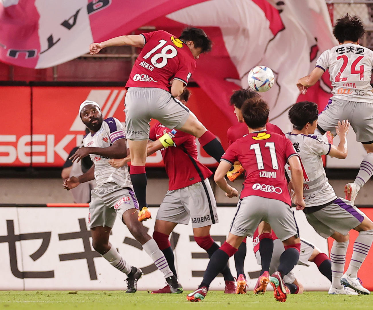 鹿島対京都　前半、ヘディングでクリアする鹿島上田（左から2人目）。左端は京都ウタカ（撮影・野上伸悟）