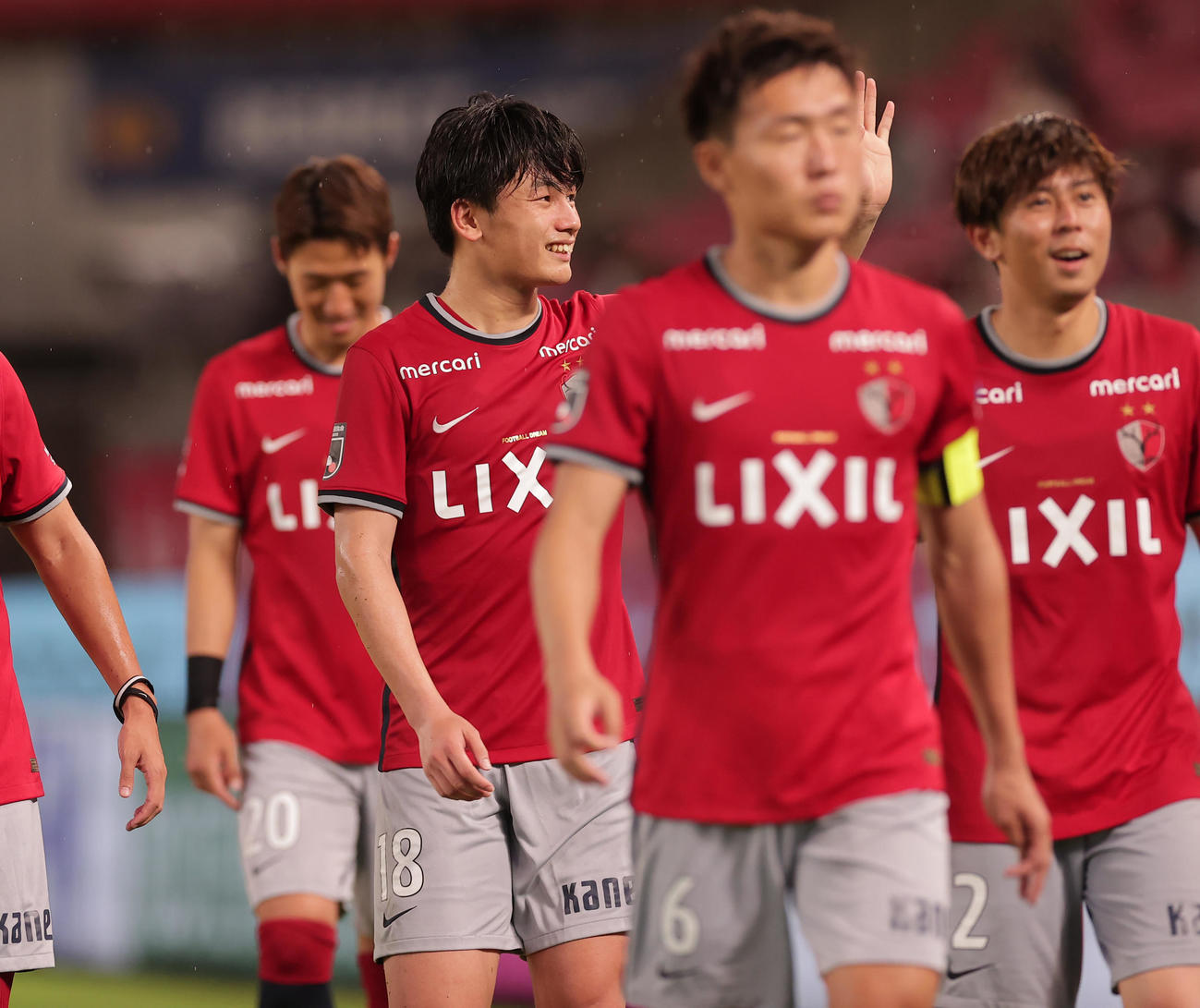 鹿島対京都　試合後に、笑顔でサポーターに手を振る鹿島上田（左から2人目）ら（撮影・野上伸悟）