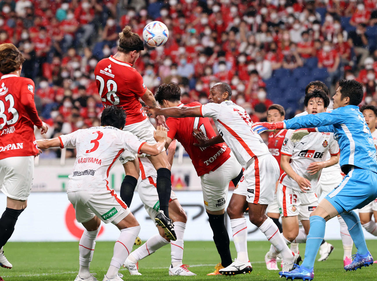 浦和対名古屋　前半、ヘディングで先制ゴールを決める浦和ショルツ（左から3人目）（撮影・浅見桂子）