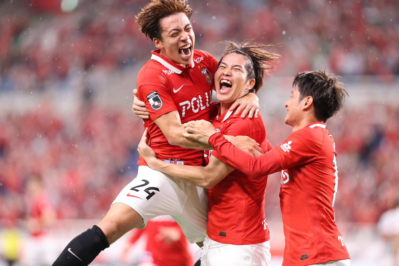 浦和対名古屋　前半、チーム2点目のゴールを決めた浦和伊藤（中央）はイレブンに祝福され雄たけびを上げて喜ぶ（撮影・浅見桂子）